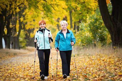 Nordic Walking im Herbstwald